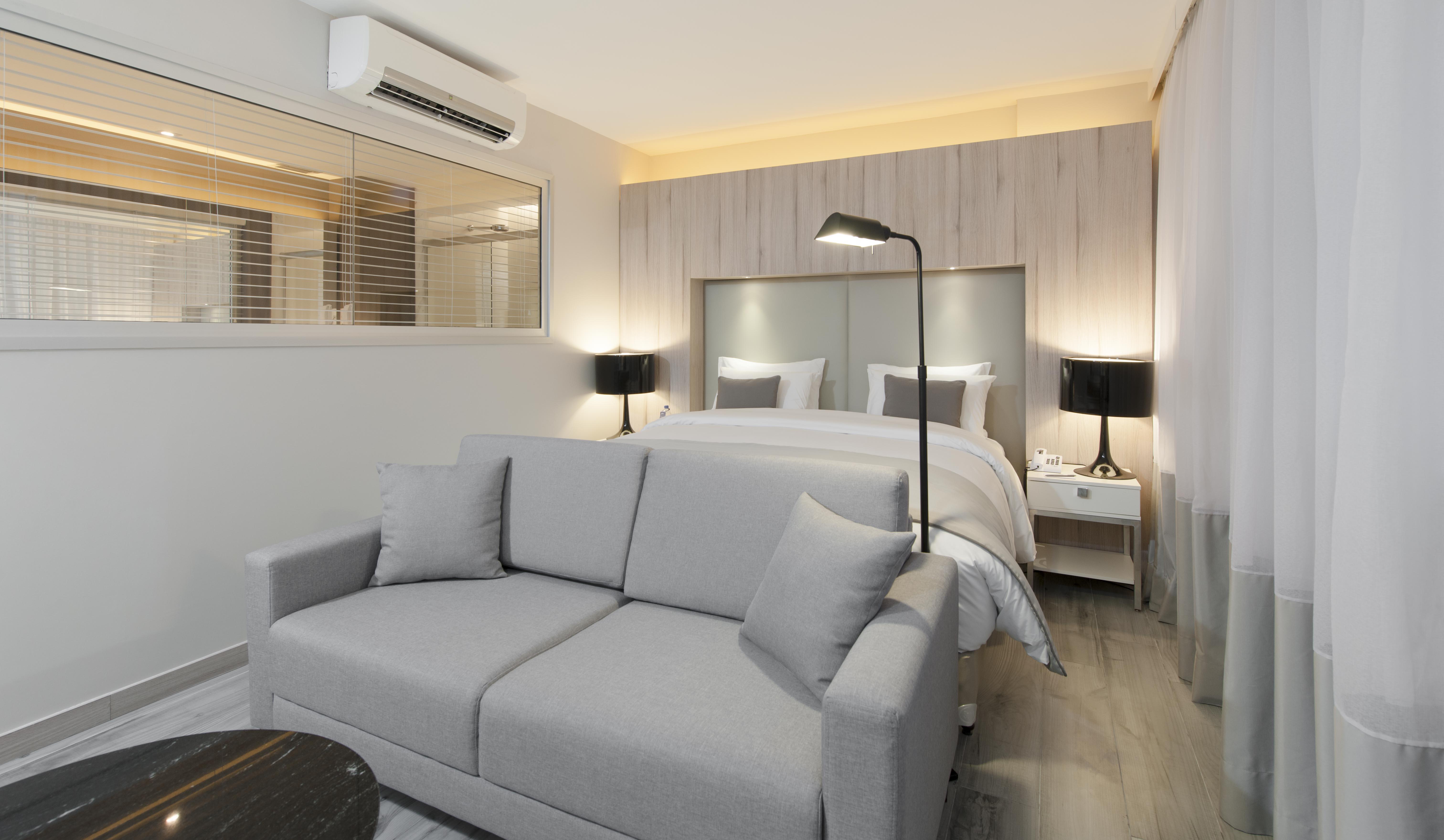 Radisson Blu Belo Horizonte Savassi Hotel Luaran gambar A bedroom in a serviced apartment in Hong Kong